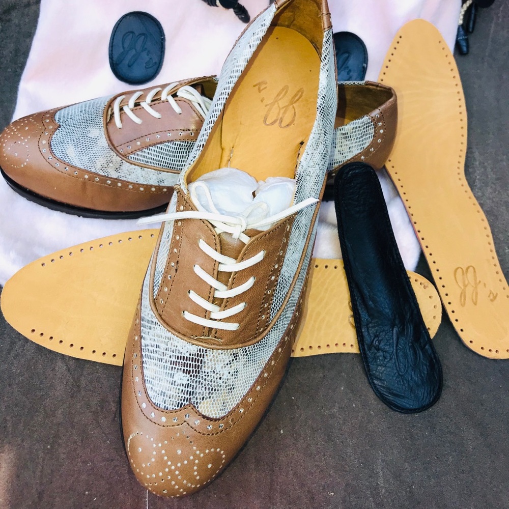 Tauer and Johnson spikeless women’s golf shoes